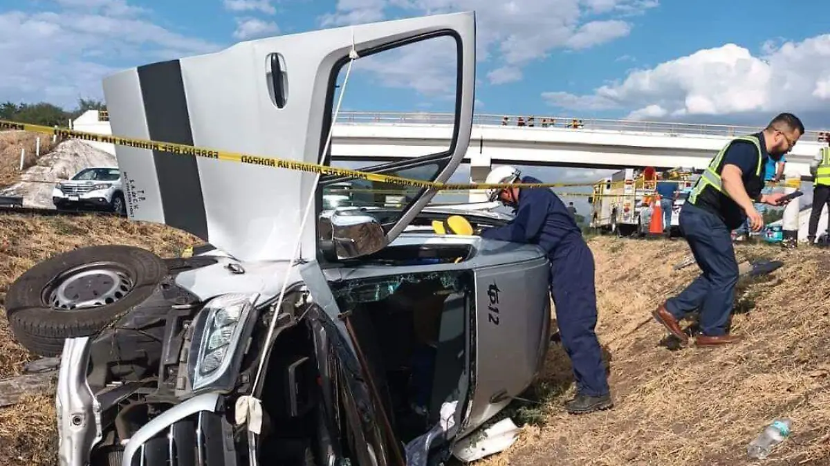 Socorristas atendiendo accidente de camioneta volcada